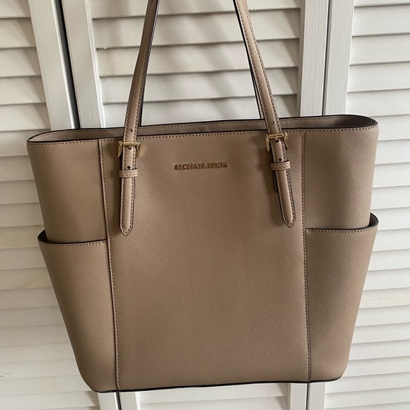 Michael Kors tan tote bag - Picture 1 of 2